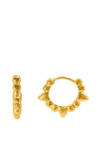 Goldene Creolenohrringe mit einem strukturierten Perlendesign. Ein Ohrring hat eine strahlenförmige Form mit spitzen Akzenten, während der andere glatt ist.