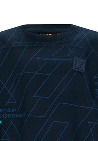 Felpa blu navy con motivi geometrici di linee blu e un'etichetta in gomma. Presenta un colletto girocollo e un tessuto morbido e testurizzato.