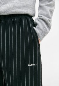 iets frans... HARRI PINSTRIPE UNISEX - Jogginghose - black