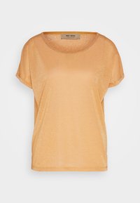 Haut à manches courtes, col rond, en tissu léger orange clair scintillant, coupe décontractée avec étiquette de marque visible à l'intérieur du col.