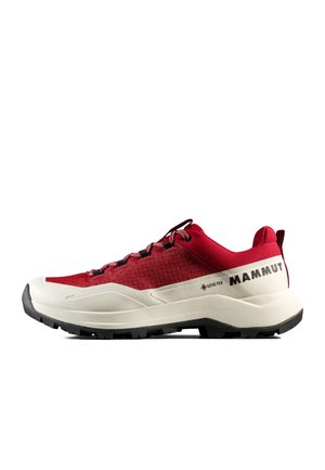 Roter und weißer, niedrig geschnittener Mammut Wanderschuh mit schwarzer Sohle, Gore-Tex-Membran und Schnürverschluss, seitlich auf weißem Hintergrund dargestellt.