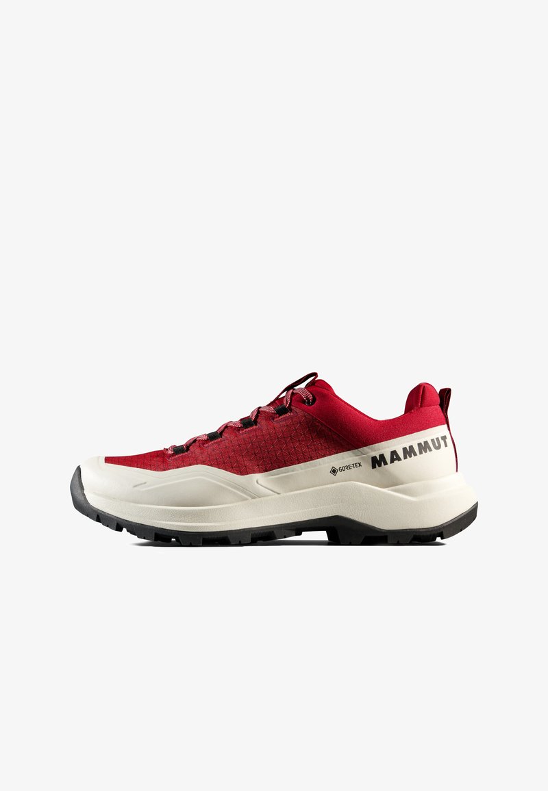 Chaussure de randonnée Mammut basse rouge et blanche avec semelle noire, membrane Gore-Tex et fermeture à lacets, présentée en profil latéral sur fond blanc.