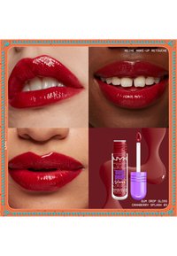 Rode lipgloss met een glanzende, levendige finish. Voorzien van een paarse applicator met een cilindervormige houder. Close-up van lippen die kleur en textuur laten zien.