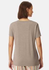 T-shirt corto a maniche corte color marrone chiaro con scollatura rotonda, texture morbida e vestibilità comoda, con un retro semplice e senza hardware visibile.