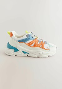 Chunky sneakers z białą siateczkową cholewą, ozdobione pomarańczowymi, niebieskimi i szarymi akcentami. Gruba podeszwa z teksturowanymi niebieskimi i zielonymi detalami.