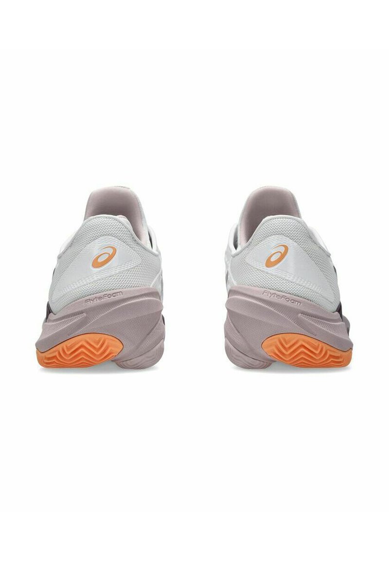Zapatillas deportivas blancas con parte superior de malla texturizada, entresuela acolchada FlyteFoam y suela de goma naranja, presentando un diseño elegante y un ajuste que brinda soporte.
