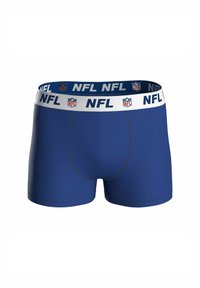 Bóxer azul con cinturilla blanca que presenta logotipos de la NFL y texto repetido sobre un fondo blanco liso.