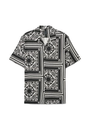 Camicia nera a maniche corte con motivi geometrici decorativi bianchi e colletto aperto, distesa su uno sfondo bianco.