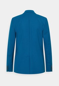 Turkusowa marynarka o dopasowanym kroju, z pojedynczym rozcięciem z tyłu i dopasowanymi guzikami na mankietach, wykonana z gładkiego, teksturowanego materiału.