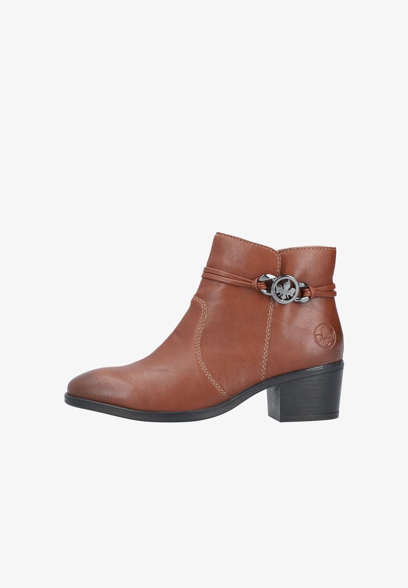 Bottine en cuir marron avec un bout arrondi, sangle décorative et accent métallique, petit talon carré et détails de couture visibles.