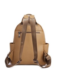 Zaino in finta pelle color tan con finitura testurizzata, spallacci doppi e tasca posteriore con zip. Presenta tasche laterali e accessori in metallo.
