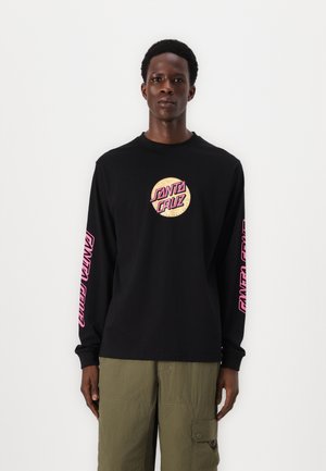 Schwarzes Langarm-T-Shirt mit rundem Logo auf der Brust und pinkem "SANTA CRUZ"-Text auf den Ärmeln. Das Material wirkt weich und glatt.