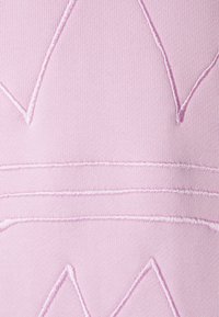 Tessuto rosa chiaro con ricami a forma di diamante in rilievo e motivi di cucitura orizzontali, dalla trama liscia e dalla finitura uniforme.