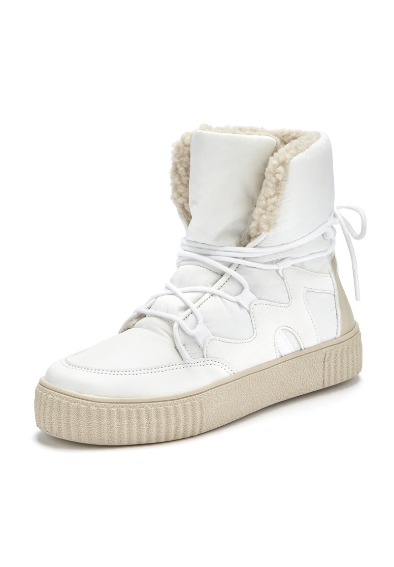 Weißer Mid-Top-Sneaker mit einer glatten Oberseite, flauschiger Innenseite und beige-gummierter Sohle. Verfügt über eine Schnürung vorne und strukturierte Akzente an der Sohle.