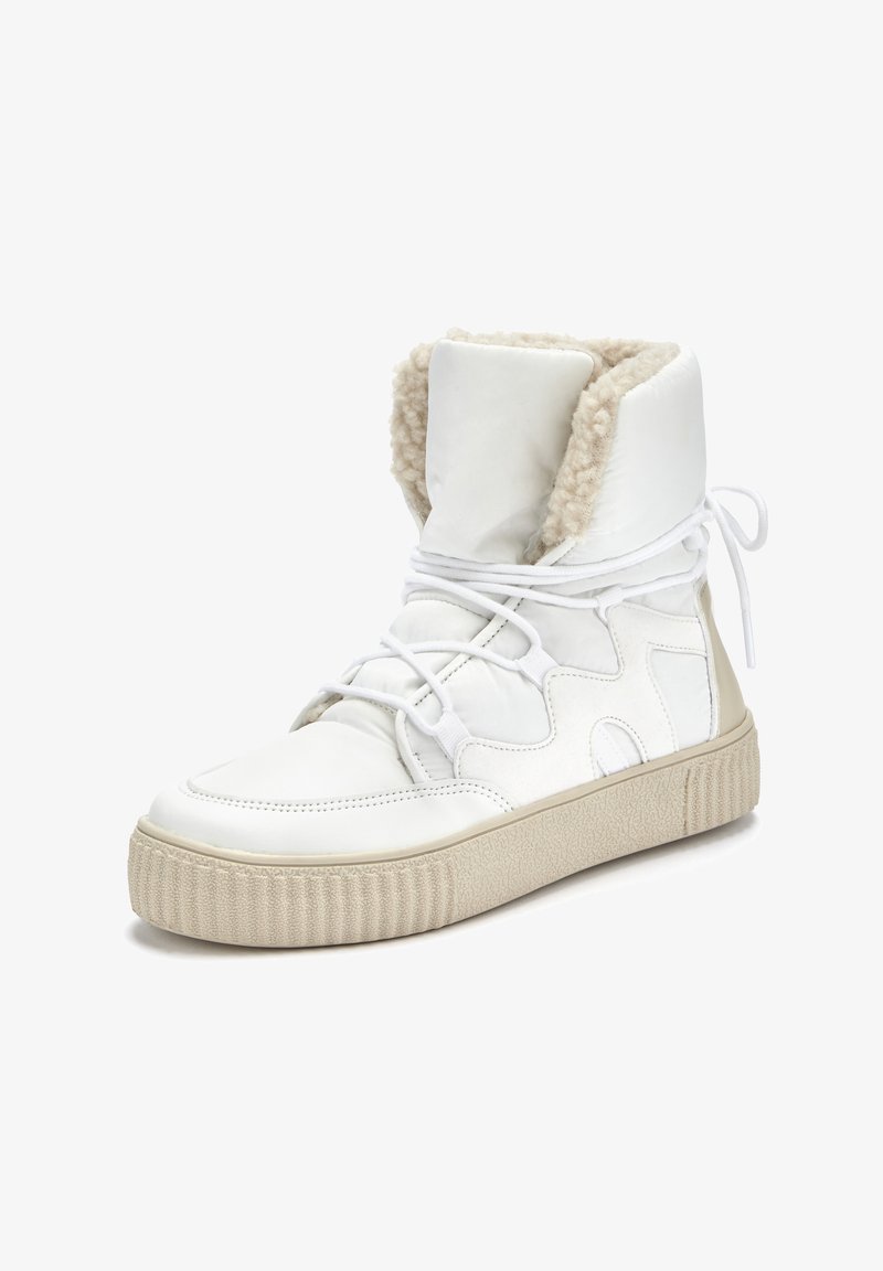 Weißer Mid-Top-Sneaker mit einer glatten Oberseite, flauschiger Innenseite und beige-gummierter Sohle. Verfügt über eine Schnürung vorne und strukturierte Akzente an der Sohle.