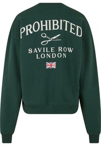 Zelená mikina s potlačou "PROHIBITED" a grafickou ilustráciou nožníc na zadnej strane. Obsahuje text "SAVILE ROW LONDON" a malý emblém únie.