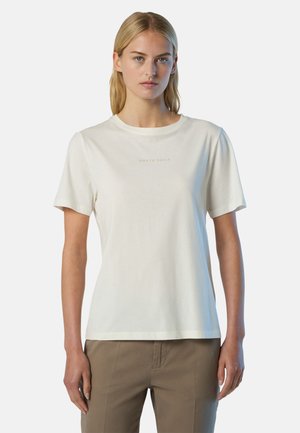 T-shirt in cotone color crema con maniche corte, scollatura rotonda e sottile scritta "NORTH SAILS" stampata sulla parte anteriore. Texture liscia.