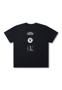 Μαύρο κοντομάνικο μπλουζάκι με λευκή γραφική επιγραφή και αφηρημένο σχέδιο στην πλάτη, κατασκευασμένο από μαλακό βαμβακερό ύφασμα.