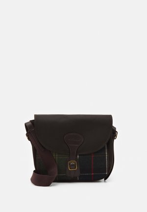 Petit sac bandoulière marron foncé avec rabat à boucle et panneau en tissu tartan vert et rouge sur le devant.
