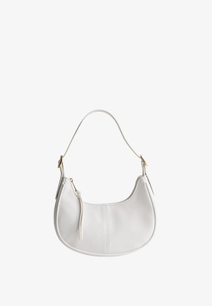 Sac à main blanc en forme de croissant avec une bandoulière ajustable, des boucles dorées, une fermeture éclair et une surface en cuir texturé.