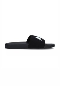 Svart glid sandal med teksturert, polstret såle, justerbar stropp og en fremtredende hvit logo på overdelen. Flat, minimalistisk design.