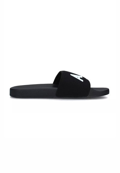 Sandale slide noire avec un semelle rembourrée texturée, une sangle ajustable et un logo blanc bien visible sur le dessus. Design plat et minimal.