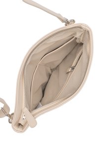 A bézs válltáska belső részén két rekesz és egy cipzáras zseb található, sima textúrával és fémből készült cipzár kialakítással.