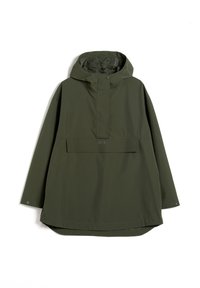 Veste de pluie à capuche couleur vert olive type pullover, avec poche à rabat à l’avant, fermeture par boutons-pression aux poignets et au col, et manches longues.
