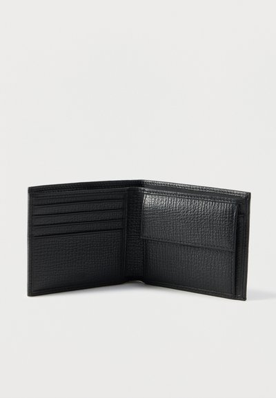 Portefeuille bifold en cuir noir texturé ouvert montrant cinq emplacements pour cartes et une poche à monnaie avec rabat sur un fond uni.