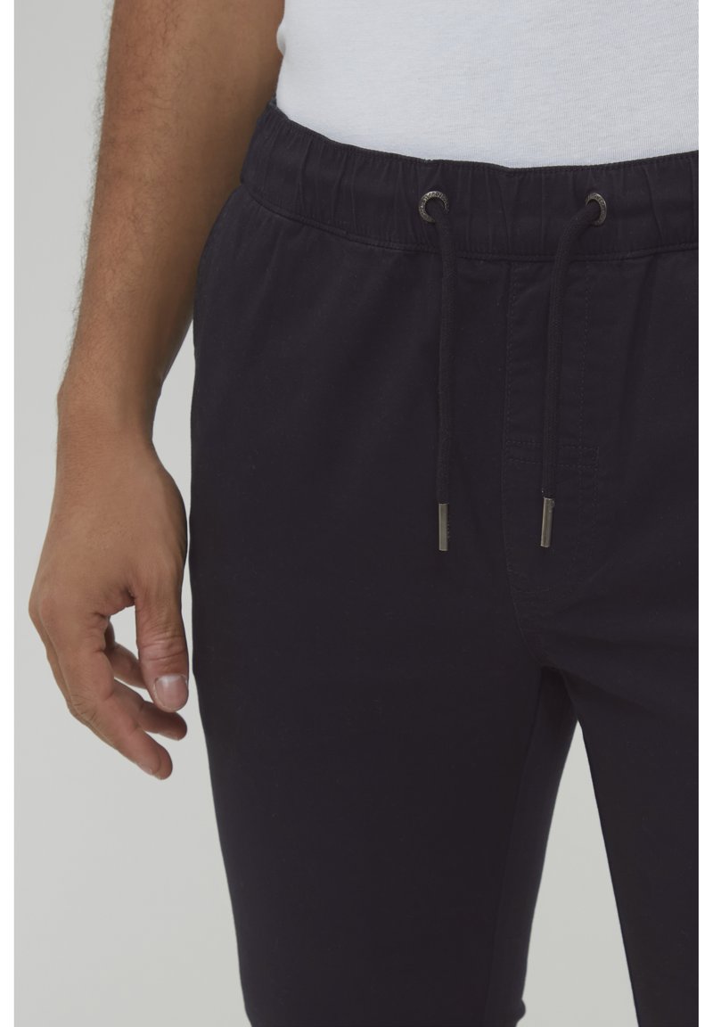 Herren Trainingsanzüge | 11 Project Jogginghose black/schwarz - XN94326 Herren Trainingsanzüge | 11 Project Jogginghose black/schwarz - XN94326