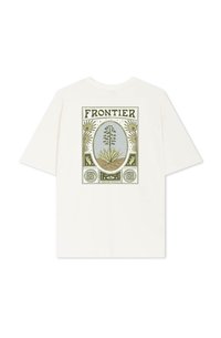 Krátký rukáv krémového trička s grafickým designem v zelené a modré barvě. Na tričku je slovo "FRONTIER" a stylizovaný rostlinný motiv uvnitř zdobného rámečku.