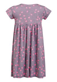 Harmaara raidoitettu mekko lyhyillä hihoilla, jossa on kootut vyötärö ja vaaleanpunainen perhoskuvio. Valmistettu pehmeästä ja mukavasta kankaasta.