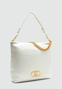 Witte textuurhandtas met een gouden kettingaccent en logo-detail. Beschikt over een schouderband en een zachte, gestructureerde vorm.