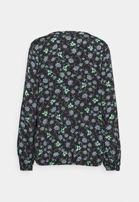 Sort blomstret bluse med lange ærmer, en samlet kant og et print af blå og grønne blomster på en mørk baggrund.