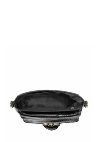 Czarna torebka widok z góry, otwarta, aby odsłonić przestronne wnętrze z gładkim materiałowym wykończeniem i małą kieszonką na zamek.