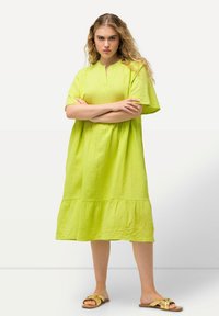 Ulla Popken TEXTURED SHORT SLEEVE SPLIT NECK  - Jurk - neon green