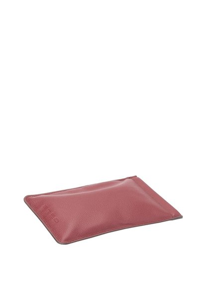 Borsetta in pelle di colore rosa scuro con finitura texturizzata, forma rettangolare e bordo grigio. Design minimalista con marchio discreto.