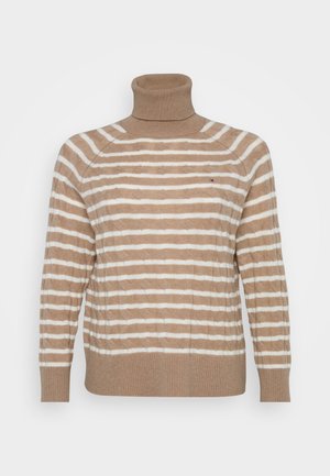 Maglione beige a collo alto con strisce orizzontali bianche, colletto e polsini a costine, motivo testurizzato e un piccolo logo sul petto.