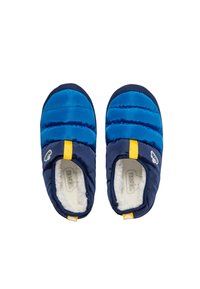 Zapatillas aislantes en azul y marino con un suave forro blanco, que cuentan con una cinta de acento amarilla y un diseño acolchado para mayor comodidad.