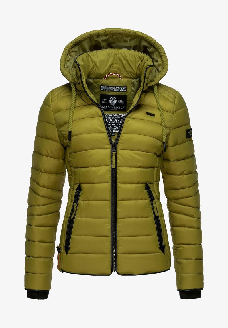 Jachetă matlasată de culoare verde măsliniu, cu glugă, care prezintă un fermoar frontal, două buzunare laterale cu fermoare negre și manșete ribbate.