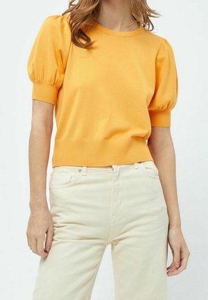 Geel gebreid T-shirt met korte mouwen, voorzien van een geribde kraag en zoom; heeft gepofte mouwen en een getailleerde taille. Draag het met lichtbeige broeken.