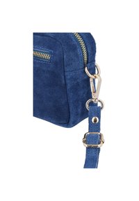 Blå mockaväskan med en guldfärgad dragkedja, justerbar rem med spänne och en metallklämma. Mjuk textur med en kompakt rektangulär form.