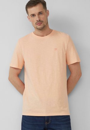 Kurzärmliges Pfirsich-T-Shirt aus einem weichen, leichten Baumwollmix, mit einem dezenten Logo auf der Brust und einem klassischen Rundhalsausschnitt.