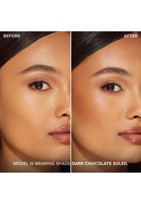 Vergelijking vóór en na van de huid; de linkerkant toont een natuurlijke uitstraling, de rechterkant heeft een verbeterde gloed met een warm, chocoladekleurig product.