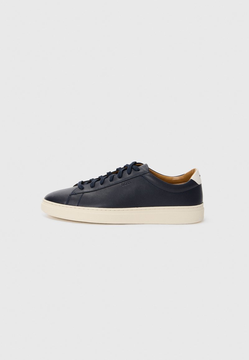 Sneaker in pelle blu navy con punta arrotondata, suola in gomma crema e lacci abbinati. Presenta un interno in pelle color sabbia e un branding discreto.