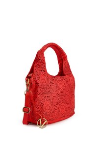 Rote Lederhandtasche mit durchbrochenem Blumenmuster, einem großen, runden Henkel, abnehmbarem Schultergurt und einem goldenen Logo-Akzent.