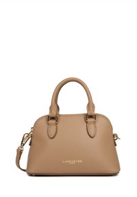 Borsa a mano in pelle beige con una finitura testurizzata, manici corti doppi e tracolla removibile. Presenta hardware dorato e dettagli con logo.