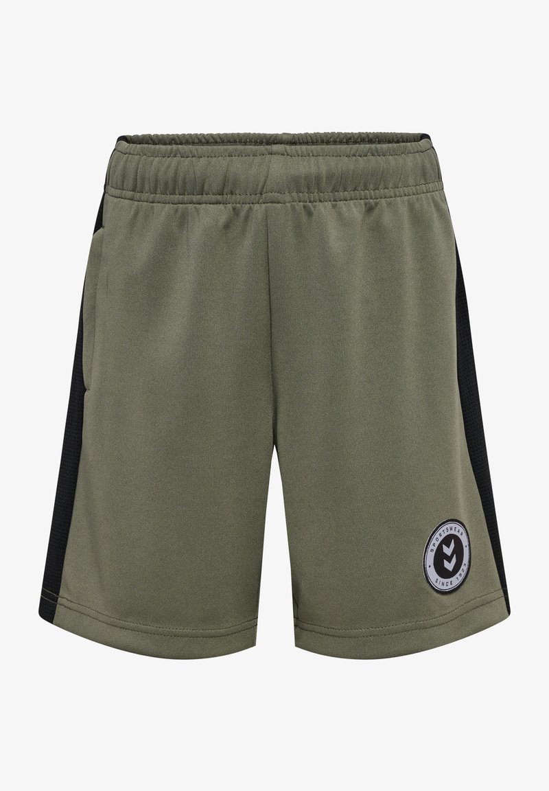 Grüne Sportshorts mit einem elastischen Bund, schwarzen Netz-Einsätzen an den Seiten und einem runden Logo-Patch an der unteren Vorderseite.