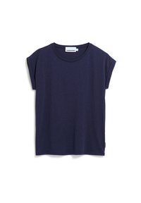 Navyblauw T-shirt met korte mouwen, opgerolde mouwen en een ronde hals, plat liggend afgebeeld op een witte achtergrond.