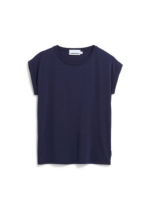 Navyblauw T-shirt met korte mouwen, opgerolde mouwen en een ronde hals, plat liggend afgebeeld op een witte achtergrond.
